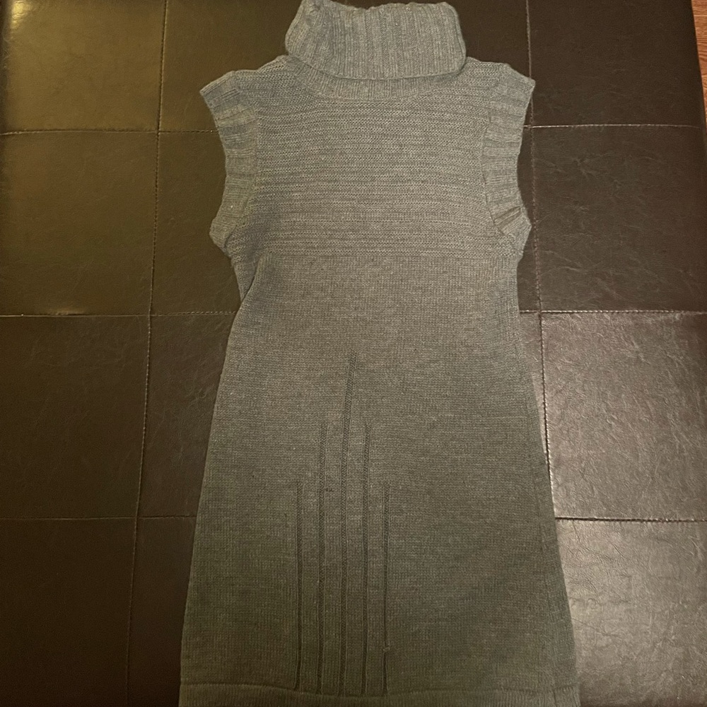 Sleeveless Turtle Neck